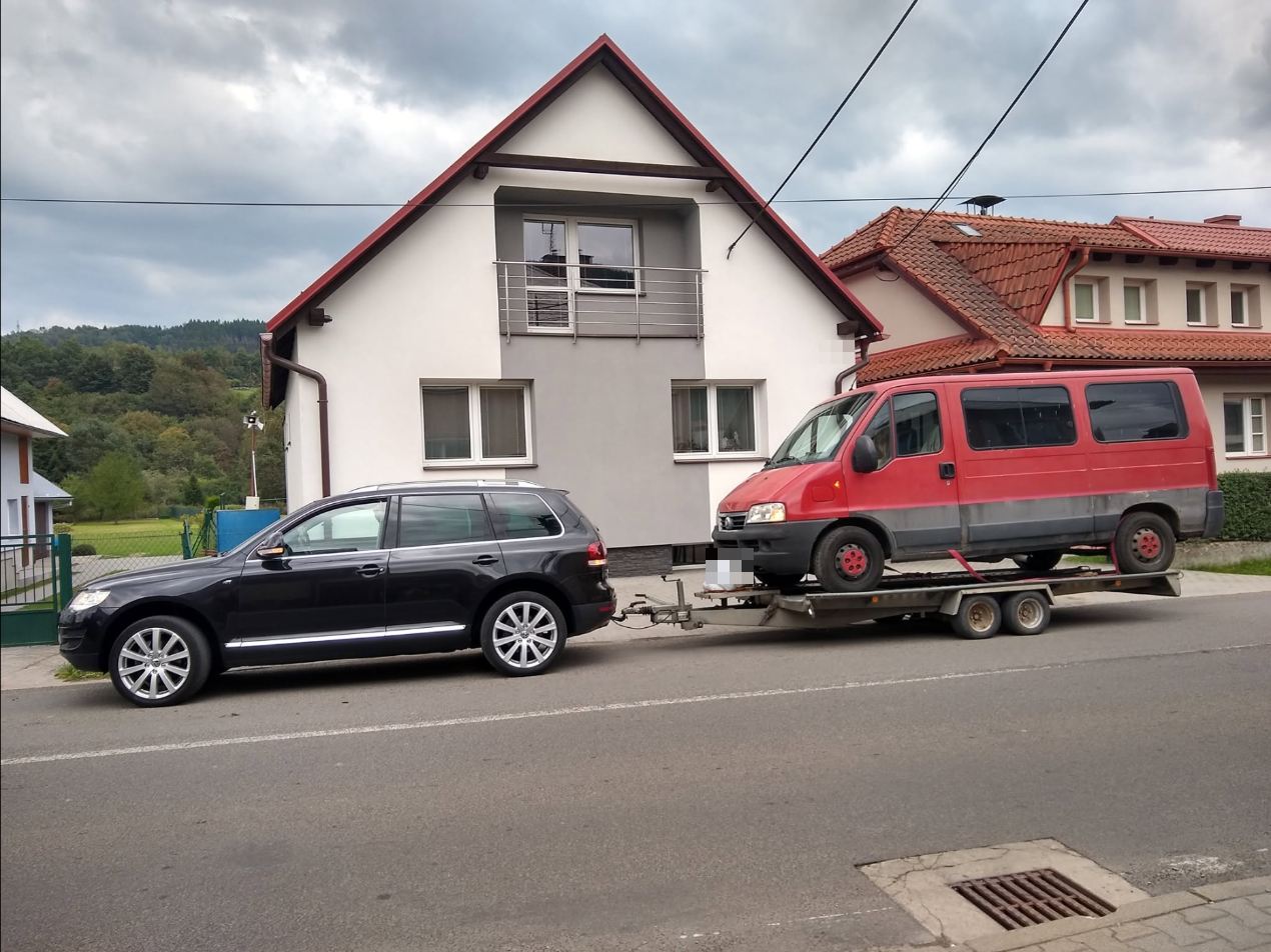 Červená dodávka Fiat Ducato na odťahovom prívese